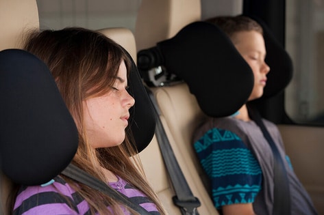 Ya está aquí el complemento ideal para viajar en coche: un reposacabezas  lateral para dormir